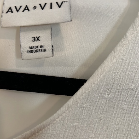 All about the details! ava&viv 3x cream top. Swiss dot with gathered cuff! Cute! - Picture 3 of 5